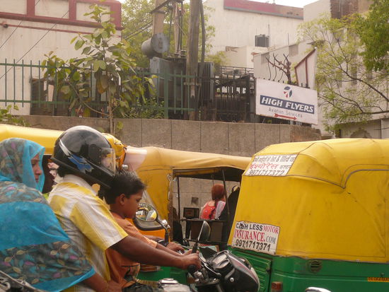 Taxen und Motorraeder immer in der Ueberzahl