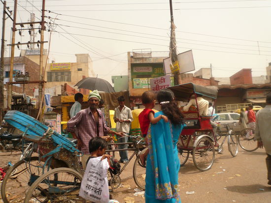 Buntes Treiben auf den Strassen
