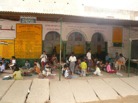 Public  school, am Strassenrand