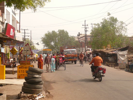 Tagsueber gehts noch recht gesittet zu auf den Stassen- zu heiss, da bleibt man ,so eben moeglich, lieber zu Haus