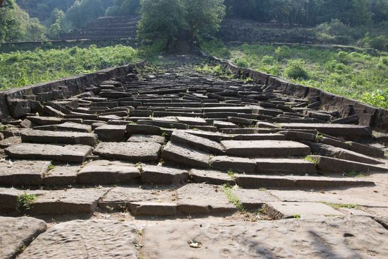 Diesen steinigen Weg musst du gehen.