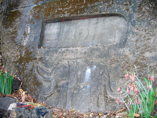 Dies ist der Fußabdruck von Buddha, mindestens Schuhgröße 196. Er hatte wohl ne Wut und wollte den Berg eintreten.