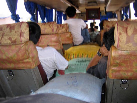 Am besten saß man eine Zeit lang auf den Säcken, so konnte wenigstens das Blut in den Beinen wieder mal zirkulieren.