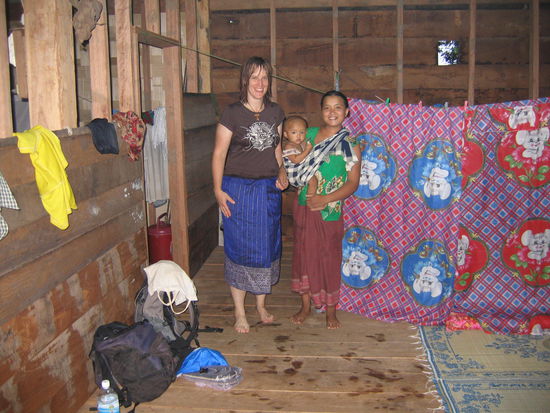 Sandra mit Gastmutter und Baby vor unserem Schlafzimmer.