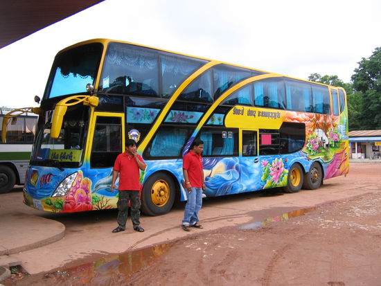 Schön bunt. Wir saßen oben ganz vorne und konnten bequem die Haxn hochlegen.