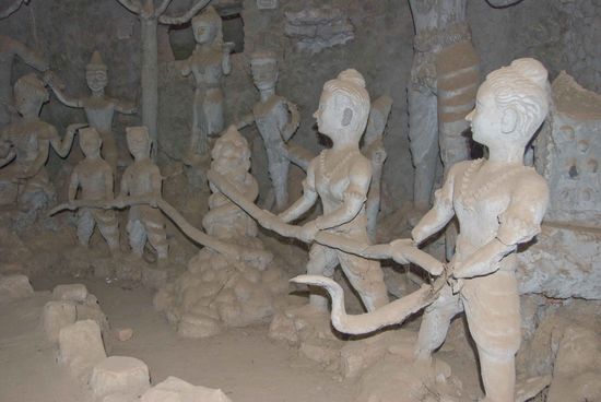 Dieser Zementkürbis hat innen drei Ebenen, die Hölle, Erde und Himmel darstellen sollen.