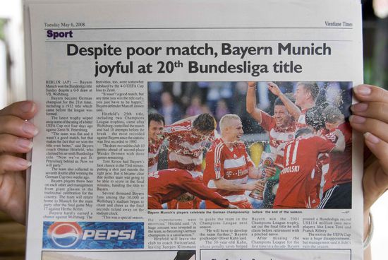 An alle Bayern-Fans: herzlichen Glückwunsch zum Titel! Dieser Artikel war zwar nicht auf der ersten Seite, aber immerhin auch in Laos eine Meldung wert.