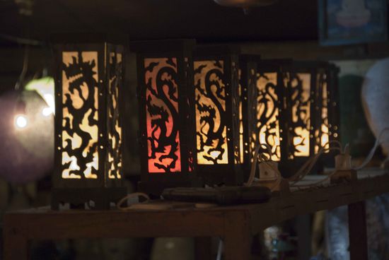 Auf dem Nachtmarkt. Der englische Ausdruck „same same“ (siehe T-shirt) ist bei den Laoten sehr beliebt.