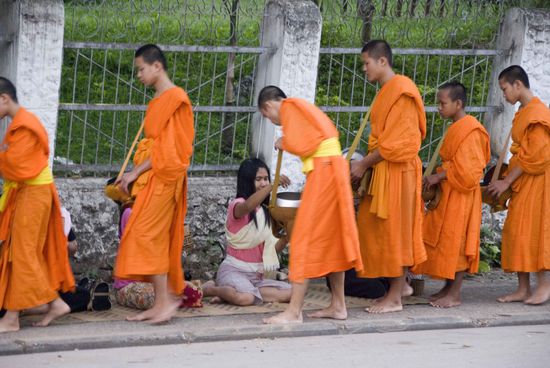 Morgendlicher Gang der Mönche.