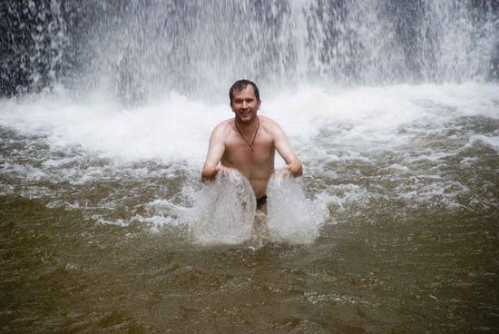 AAAAHH! Plitsche, platsch! Wasser aus 50 Meter Höhe wirkt wie eine Massage!