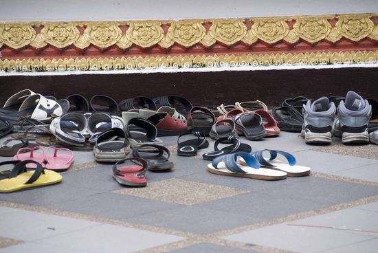 Vor dem Tempel natürlich erst die Schuhe ausziehen. Freiheit für die Füße!