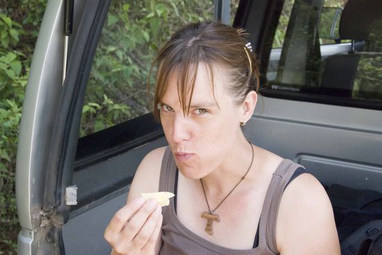 Sandra war mit Mirkos Fahrweise nicht ganz einverstanden und brauchte erst mal ein paar Entfrusterchips. Hoffentlich kommen wir bald an, wohin auch immer.