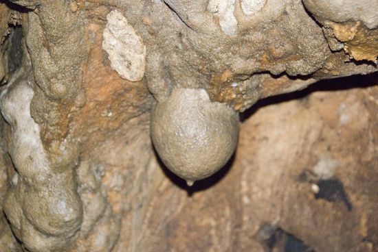 Stalaktit. Stalaktiten heißen übrigens so, weil sie von oben nach unten hängen äh wachsen.