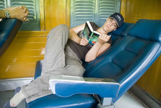 Im Zug Richtung Sukhothai. Bei soviel Platz sind mehrere Stunden Fahrt kein Problem.