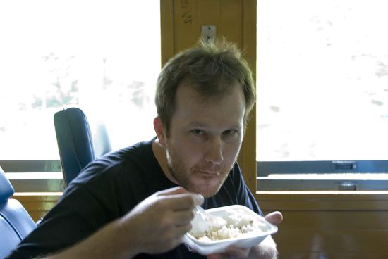 Jeder Langzeitreisender lässt sich mal einen Vollbart wachsen. Wenn aber der Reis wie hier darin kleben bleibt, dann muss er ab. In Sukhothai geht’s zum Barber und Frisör.