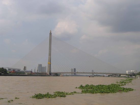 Brücke in Bankog nach Thonburi von der Fähre aus gesehen, auf dem Fluss Chao Phraya.
