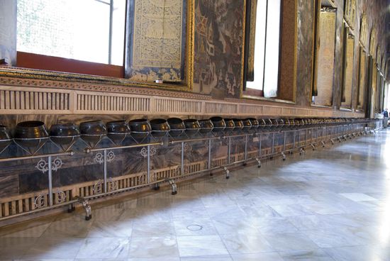 Es bringt Glück (und irgendjemanden Geld), wenn man Kleingeld in jede der 108 Almosenschalen hereinwirft.