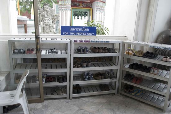 Schuhe ordentlich getrennt, Farang rechts (nicht  sichtbar) und Thai links.