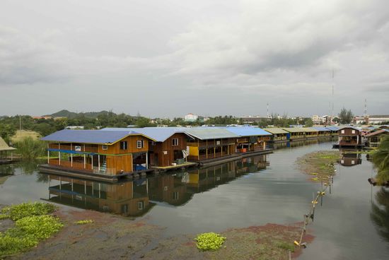 So sehen die Flöße bei Tag aus und warten auf Kundschaft.
