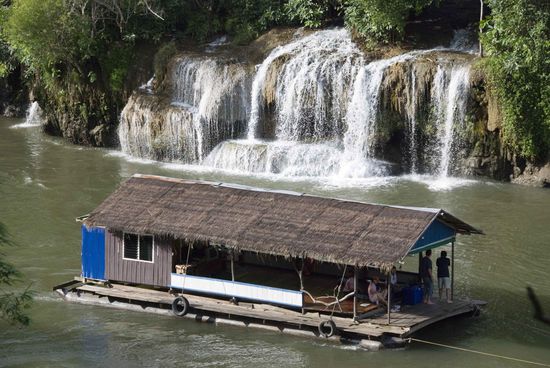 Auf so einem Floß haben wir übernachtet, es war wirklich sehr „basic“. Andere Alternativen gab es im Park aber nicht, da momentan keine Hochsaison ist.