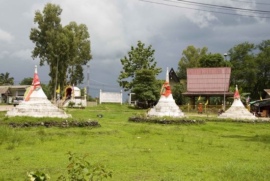 Drei-Pagoden-Pass. Die Pagoden erinnern daran, dass während der Ayutthaya-Periode die feindliche burmesische Armee bevorzugt über diesen Pass nach Siam einfiel.