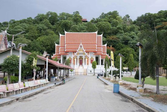 Hm, ein Tempel (Wat Khao Chong Pran)?