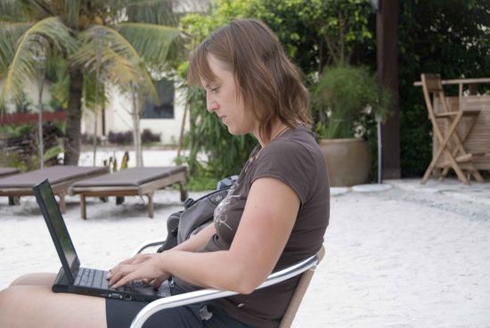 Hier kann man ausgezeichnet seinen Aktiengeschäften nachgehen und schon einmal Geld für die nächste Weltreise einsammeln: kaufen – kaufen – verkaufen!