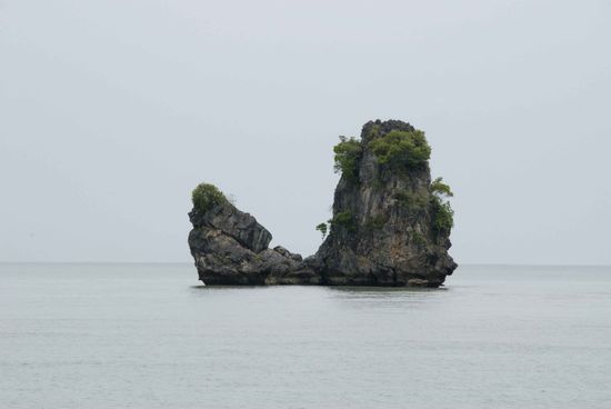 Dieser Schlappen erinnerte uns an die EM, die auch in Malaysia äußerst begehrt ist. Die Malaysier lieben Fußball. Und wenn wir auf die Frage zu unserer Herkunft antworteten, dann hieß es im Restaurant, Guesthouse oder Taxi: Jerman! Ballack, Podolski, good player! Germany good!!