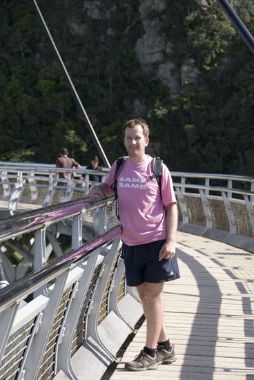 Diese Stahlbrücke war neu, stabil und sicher. Kein Wunder, haben ja auch die Schweizer gebaut.