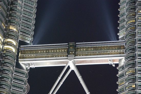 Die Verbindungsbrücke, auf die Besucher hochkönnen.