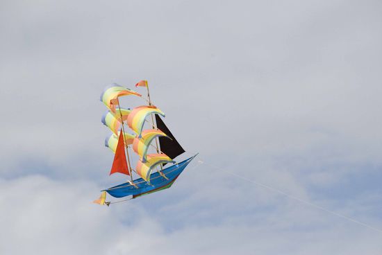 Flugdrachen am Strand.