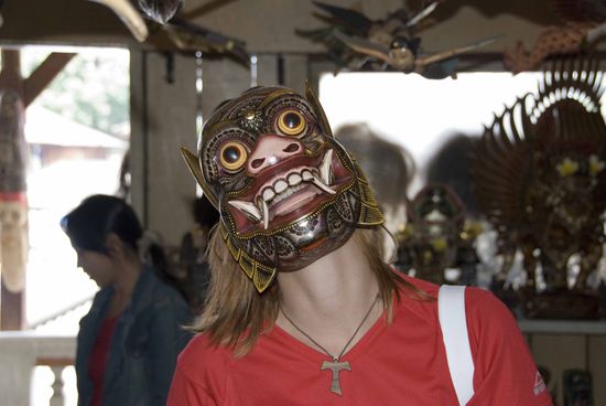 In Ubud. Nicht nur hier bestimmen Tempel und Masken das Straßenbild.