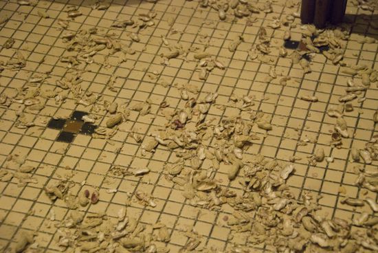 So sieht es auf dem Boden in der Long-Bar aus.