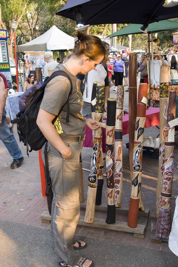 Cool, so sieht also ein didgeridoo aus der Nähe aus. Termiten fressen sich durch den Eukalyptusstamm und formen so das traditionelle Musikinstrument der nordaustralischen Aborigines.