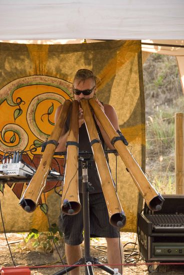 So sieht’s dann aus, wenn ein Freak mehrere didgeridoo gleichzeitig beherrscht.