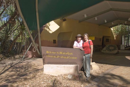 Vor dem Aborigine Kulturzentrum in Waradjan.
