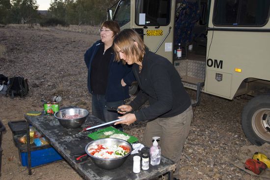 Sandra als Outback-Köchin.