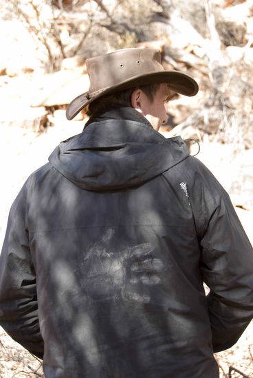 einen weißen Handabdruck von Craig auf der Regenjacke von „Fungi-Mike“. Tolles Design, lässt sich bestimmt gut verkaufen. Einen Fußabdruck gibt es ja schon als Marke.