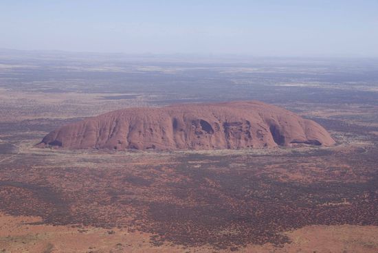 Einen hab’n wir noch, einen hab‘ wir noch: der Uluru von oben, vom Flieger von Alice Springs nach Cairns aus gesehen. Es soll Leute geben, die harte Dollars für einen Rundflug um den Uluru zahlen.