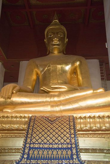 Sitzender Bronze-Buddha, fast 17 Meter hoch