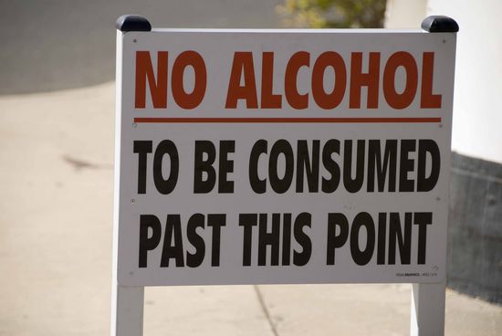 Solche Schilder und Hinweise gibt es in Australien überall. Alkoholverkauf und –genuss sind nur in ausgewiesenen Bereichen erlaubt.