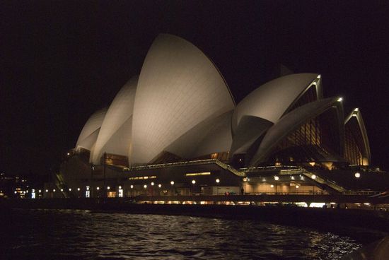 Wunderschön, bei Tag und bei Nacht. Die Dächer in Form von Segeln oder Muscheln sind mit über eine Million Keramikkacheln überzogen.