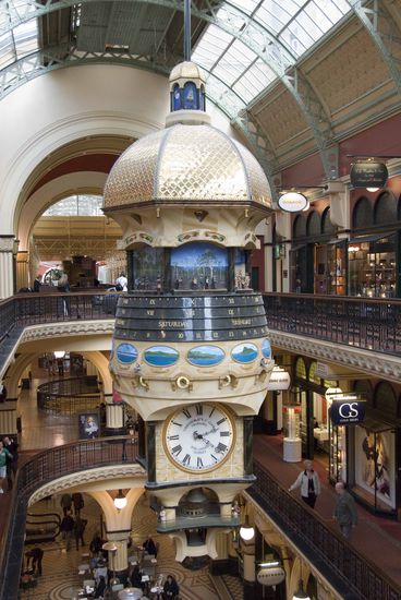 … und hier die Uhren mit verschiedenen Bildergeschichten darauf.