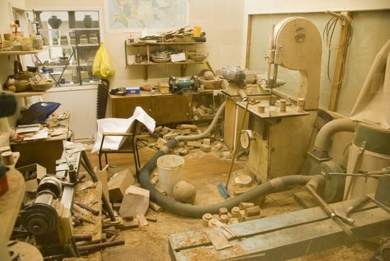 Hier in Meister Eders Werkstatt sieht es aus, als hätte er schon fünf Jahre lang nicht mehr aufgeräumt.