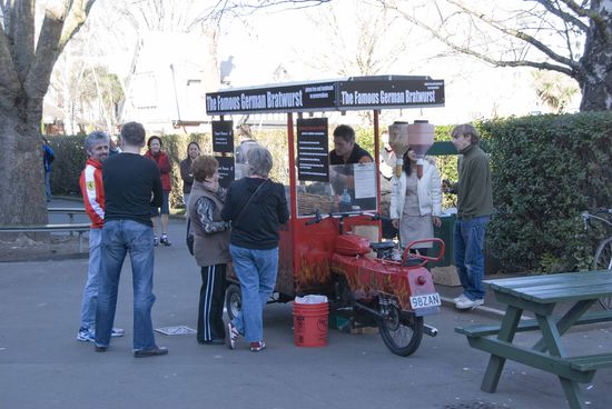 Der Verkäufer der „berühmten deutschen (thüringer) Bratwurst“ war ein original Thüringer, …