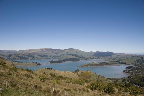 Aussichtspunkt, von Christchurch kommend, beim Cafe „Sign of the kiwi“. Blick auf die Banks Peninsula.