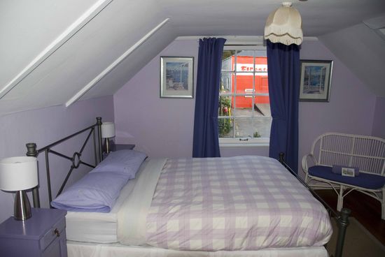 Und weil gerade Wochenende ist, haben wir uns dieses nette Zimmer im Backpacker „Chez la mer“ gegönnt. Auch der kleine Garten hinter dem Haus war hübsch, die Küche sauber und das Wohnzimmer mit Kamin gemütlich, unser Urteil: empfehlenswert.