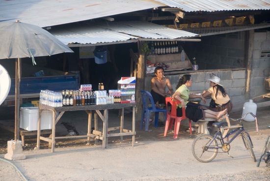 Bilder von der Grenze Thailand – Laos. Überall in Laos sind die gelben Nationalflaggen zu sehen. Äh, pardon, es ist Werbung für Beer Lao.