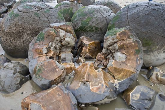 In den Kugeln ist Kalzium und anderes Gedöhns enthalten. Die Kraft des Meeres sprengt die Kugeln nach und nach auf und so verfallen sie im Laufe der Zeit.