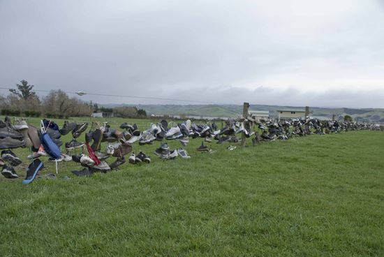 120 Meter Zaun, gespickt mit Schuhen.